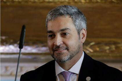 El presidente Mario Abdo está en el ojo de la tormenta por un acta energética que firmó con Brasil