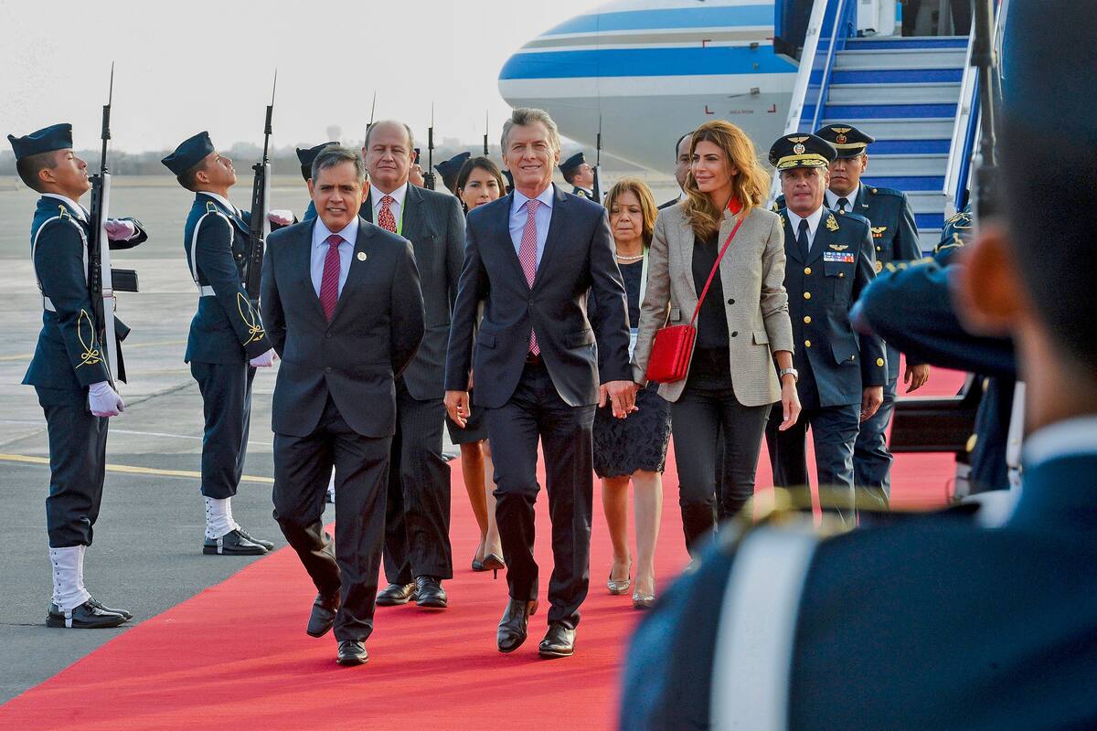 El presidente, Mauricio Macri, arribó al aeropuerto Jorge Chávez acompañado por la primera dama, Juliana Awada, para participar de la VIII Cumbre de las Américas