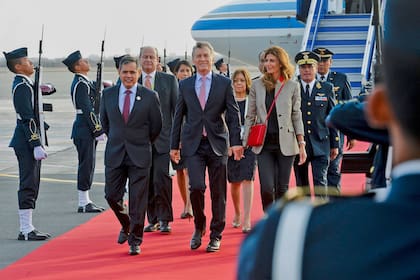 El presidente arribó esta tarde al aeropuerto Jorge Chávez acompañado por la primera dama, Juliana Awada
