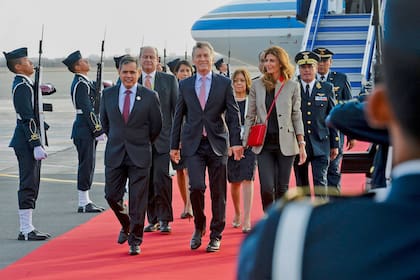 El presidente, Mauricio Macri, arribó al aeropuerto Jorge Chávez acompañado por la primera dama, Juliana Awada, para participar de la VIII Cumbre de las Américas