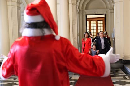 El Presidente bromeó a Juliana Awada por lucir un traje rojo y el Papa Noel de la Casa Rosada, le dijo: "Me vistieron de River... ¿Qué quiere que haga?"