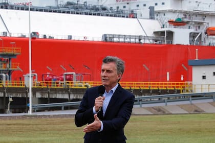 El presidente Mauricio Macri despidió el barco regasificador en Bahía Blanca en octubre, después de 10 años