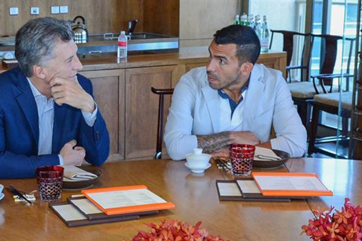 El presidente Mauricio Macri junto a Carlos Tévez durante el último encuentro en China
