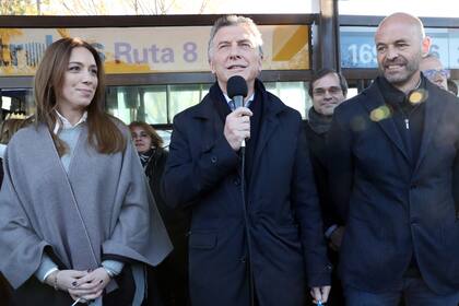 El presidente Mauricio Macri junto a María Eugenia Vidal y Guillermo Dietrich, en la inauguración de la extensión del Metrobus de la ruta 8