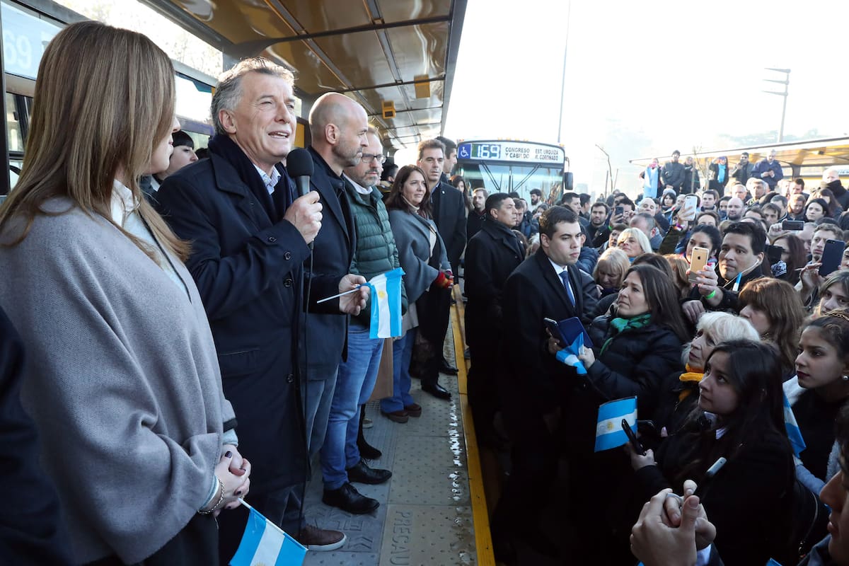 El presidente Mauricio Macri junto a María Eugenia Vidal y Guillermo Dietrich, en la inauguración de la extensión del Metrobus de la ruta 8