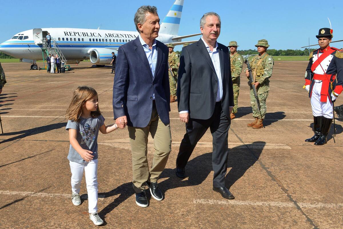 El presidente Mauricio Macri, junto a su hija Antonia y el gobernador de Misiones, Hugo Passalacqua, al arribar al Aeropuerto Internacional de Iguazú, donde se están realizando obras de modernización.