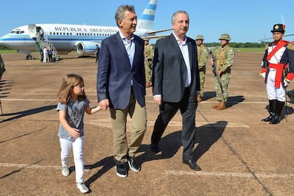 El presidente Mauricio Macri, junto a su hija Antonia y el gobernador de Misiones, Hugo Passalacqua, al arribar al Aeropuerto Internacional de Iguazú, donde se están realizando obras de modernización.