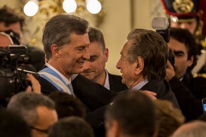 El presidente Mauricio Macri junto a su padre en la asunción presidencial