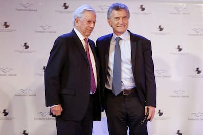 El presidente Mauricio Macri junto al escritor Mario Vargas Llosa en la cena de la Fundación Libertad