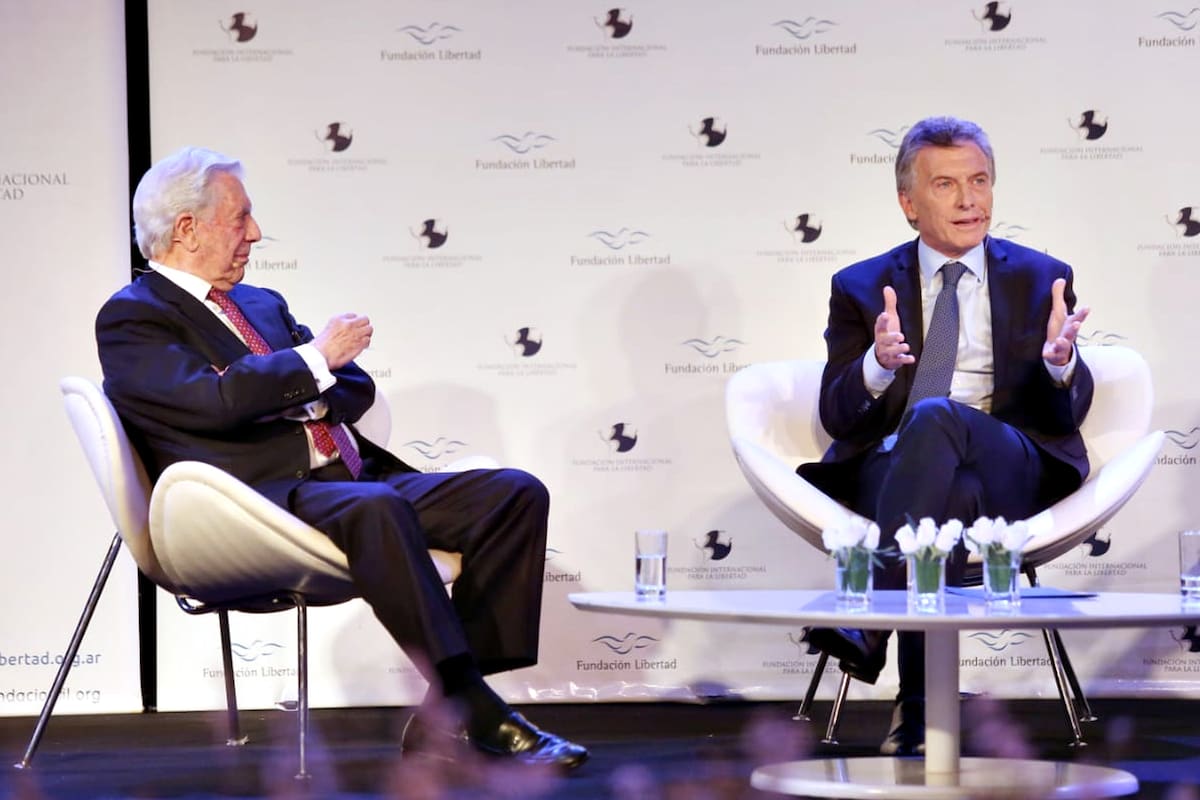 El presidente Mauricio Macri junto al escritor Mario Vargas Llosa en la cena de la Fundación Libertad