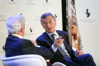 El presidente Mauricio Macri junto al escritor Mario Vargas Llosa en la cena de la Fundación Libertad