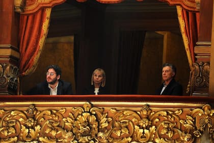 El presidente Mauricio Macri, junto al secretario de Cultura Pablo Avelluto y la directora del teatro Colón, María Victoria Alcaraz
