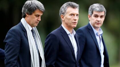 Alfonso Prat Gay, ministro de Hacienda y Finanzas, junto a Mauricio Macri y el jefe de Gabinete, Marcos Peña; por decreto, Macri modificó la ley del blanqueo para permitir el ingreso al régimen a familiares de funcionarios