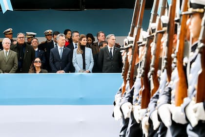 Mauricio Macri junto a la primera dama Juliana Awada y el precandidato a vice Miguel Pichetto en el desfile del 9 de Julio