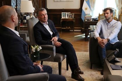 El presidente Mauricio Macri recibe al entrenador Sergio Hernández y al jugador Marcos Delía, de la Selección Argentina de Básquetbol