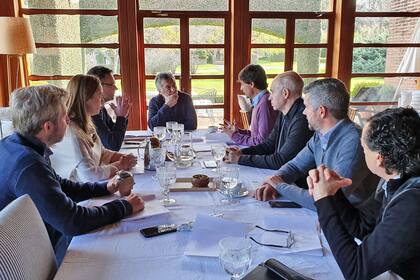 El presidente Mauricio Macri recibió en la quinta Los Abrojos al designado Ministro de Hacienda de la Nación, Hernán Lacunza. Participaron de la reunión María Eugenia Vidal; Horacio Rodríguez Larreta, Marcos Peña; Rogelio Frigerio; Dante Sica, y Guido Sandleris.