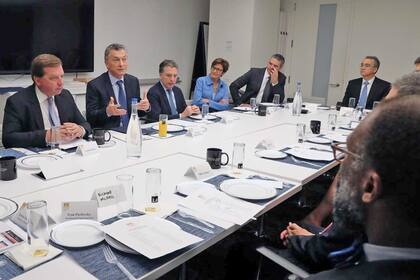 El presidente Mauricio Macri recibió esta mañana a un grupo de inversores en una reunión que se realizó en las oficinas del Financial Times, en esta ciudad. Acompañaron al Jefe de Estado, el ministro de Hacienda, Nicolás Dujovne; el secretario de Asuntos Estratégicos, Fulvio Pompeo, y el embajador a