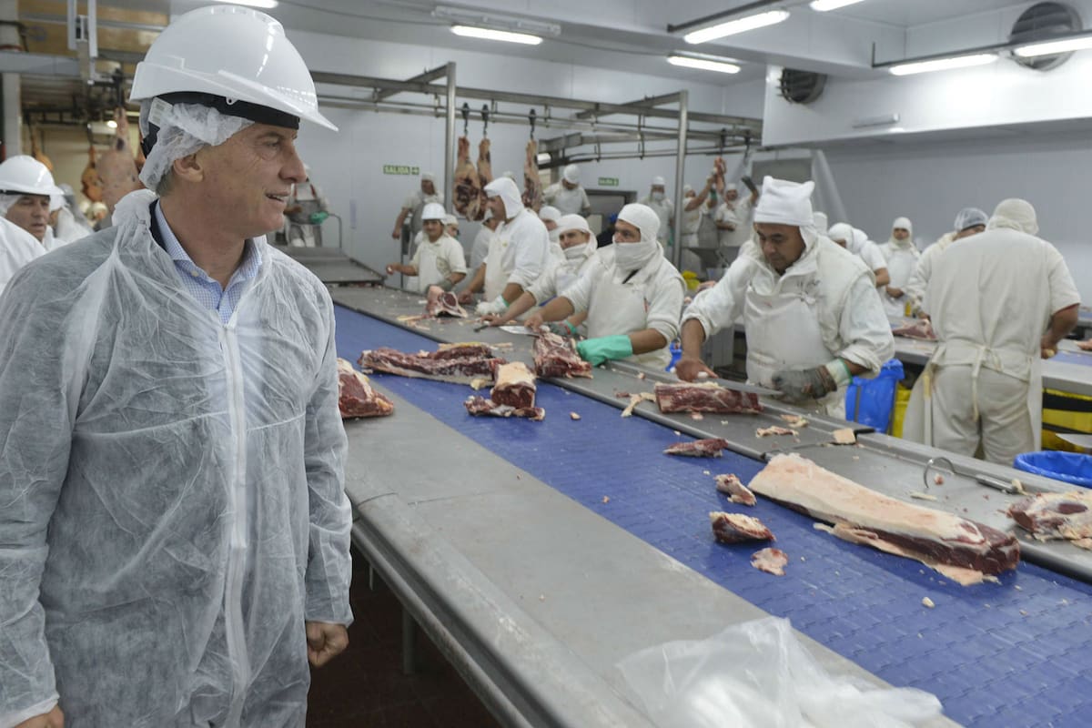 El presidente Mauricio Macri recorrió el reabierto frigorífico Azul Natural Beef