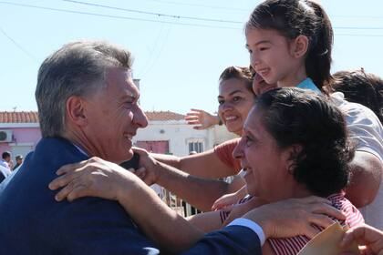 El presidente Mauricio Macri recorrió hoy las obras de un nuevo jardín de infantes en la ciudad santiagueña de Quimilí.