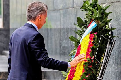 El presidente Mauricio Macri rindió hoy homenaje a Ho Chi Minh en el Mausoleo que lleva el nombre de quien fue líder de la revolución socialista de Vietnam