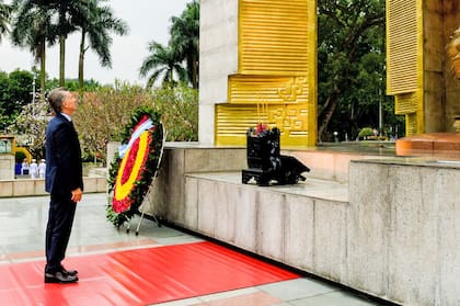 El presidente Mauricio Macri rindió hoy homenaje a Ho Chi Minh en el Mausoleo que lleva el nombre de quien fue líder de la revolución socialista de Vietnam