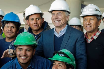 El presidente Mauricio Macri junto a un grupo de trabajadores en la ruta nacional 34, en la provincia de Jujuy; hoy salieron dos fallos de tribunales laborales en contra del DNU 669/2019