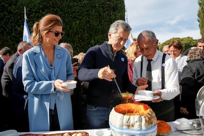 El presidente Mauricio Macri y la primera dama, Juliana Awada, compartieron hoy el tradicional locro del 25 de Mayo con invitados en la Residencia de Olivos