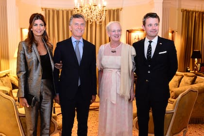 El presidente Mauricio Macri y la primera dama, Juliana Awada, asistieron brevemente a la recepción ofrecida por la reina de Dinamarca