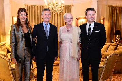 El presidente Mauricio Macri y la primera dama, Juliana Awada, asistieron esta noche a la recepción ofrecida por la reina Margarita II de Dinamarca