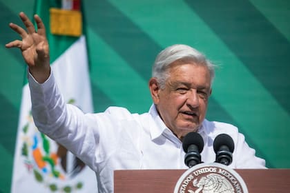 El presidente mexicano Andrés Manuel López Obrador habla durante su conferencia de prensa matutina diaria, en Mazatlán, estado de Sinaloa, México, el 8 de abril de 2024.