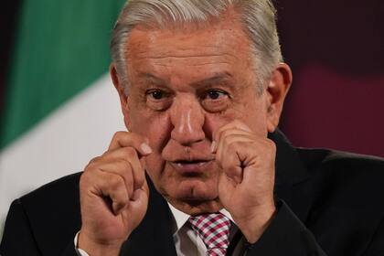 El presidente mexicano, Andrés Manuel López Obrador, en su conferencia diaria matutina en el Palacion Nacional en Ciudad de México, el viernes 1 de marzo de 2024. López Obrador afirmó el lunes 11 de marzo que hubo abuso de autoridad en el caso del estudiante que fue abatido por policías en el estado sureño de Guerrero. (AP Foto/Marco Ugarte)