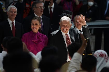 El presidente mexicano Andrés Manuel López Obrador llega con su esposa Beatriz Gutiérrez a la inauguración del Aeropuerto Internacional Felipe Ángeles, al norte de la Ciudad de México, el lunes 21 de marzo de 2022. (AP Foto/Marco Ugarte)