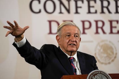 El presidente mexicano, Andrés Manuel López Obrador, da su habitual conferencia matutina en el Palacio Nacional en Ciudad de México, el martes 16 de abril de 2024. (AP Foto/Marco Ugarte, Archivo)