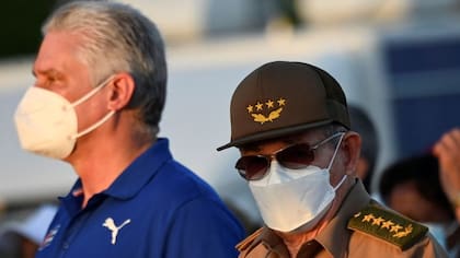 El presidente Miguel Díaz-Canel junto a Raúl Castro