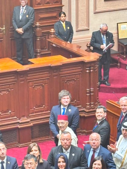 El presidente Milei, a pocos pasos del canciller de Brasil, Mauro Vieira (de corbata roja), en la jura de Keiko Fujimori como presidenta de Perú