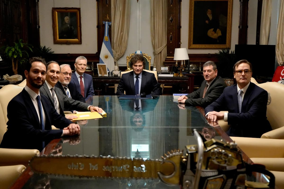 El presidente Milei hoy, junto a los representantes del centro Wiesenthal