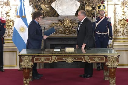 El presidente Milei le toma juramento al canciller Gerardo Werthein