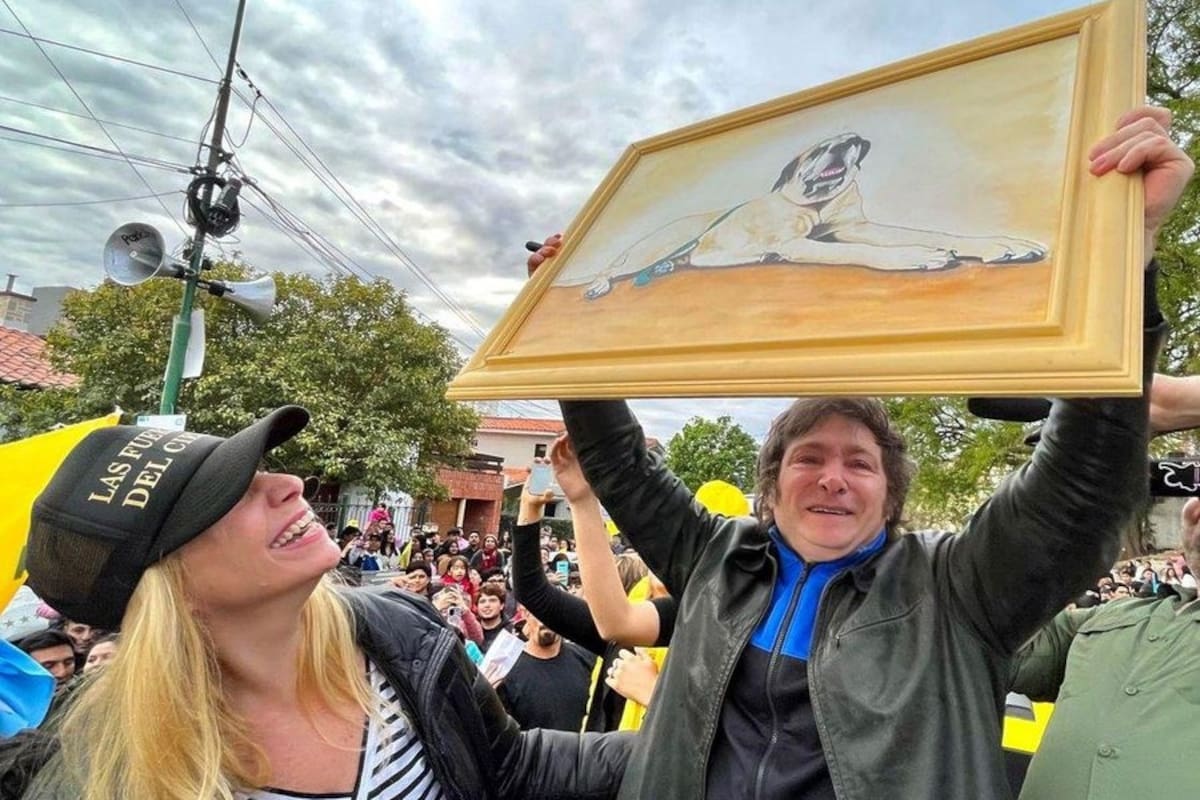 El presidente Milei muestra un cuadro con la imagen de su perro Conan