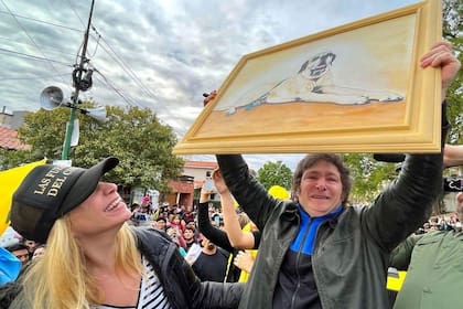 El presidente Milei muestra un cuadro con la imagen de su perro Conan