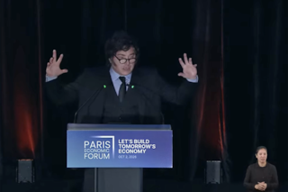 Milei volvió a dar un discurso en la Argentina Week de París y se emocionó en el cierre