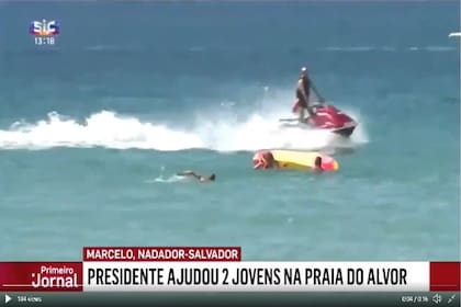 El presidente nadando hacia las mujeres que necesitaban ayuda