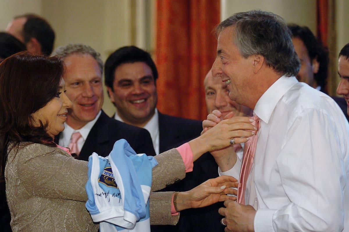 El presidente Néstor Kirchner espera a que su esposa Cristina Fernández le acomode la corbata que le obsequio uno de los jugadores de Los Pumas, la selección argentina de Rugby, el 23 octubre 2007