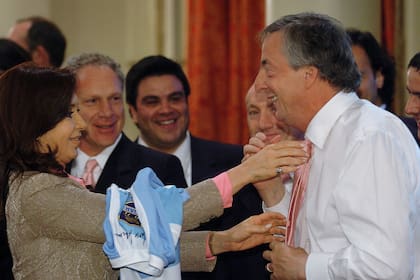 El presidente Néstor Kirchner y su esposa Cristina Fernández, que le acomode la corbata que le obsequio uno de los jugadores de Los Pumas, la selección argentina de Rugby, el 23 octubre 2007