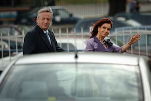 El presidente Néstor Kirchner y la recientemente electa presidente Cristina Fernandez al llegar por primera vez juntos desde las elecciones al helipuerto cercano a la Casa Rosada el 30 octubre 2007