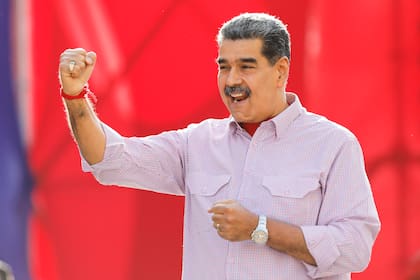 El presidente Nicolás Maduro habla ante sus simpatizantes durante un mitin el jueves 27 de febrero de 2025, en Caracas, Venezuela; algunos funcionarios de Trump esperan que el presidente venezolano corra una suerte similar