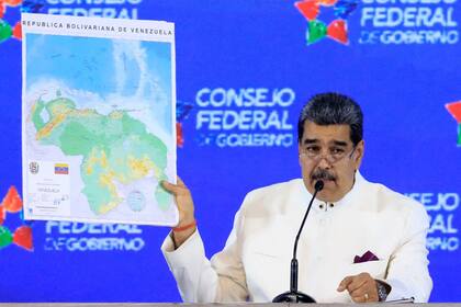 El presidente Nicolás Maduro propuso el martes un proyecto de ley para declarar una provincia venezolana en una región rica en petróleo en disputa con Guyana, y ordenó a la compañía estatal de petróleo que emita licencias para extraer crudo allí.