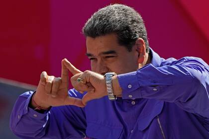 El presidente Nicolás Maduro saluda a simpatizantes