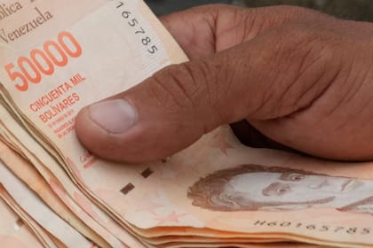 El presidente Nicolás Maduro se refirió a lo que él llama "dólar criminal", por el alza de la divisa estadounidense con respecto al bolívar

(AP Foto/Ariana Cubillos, archivo)