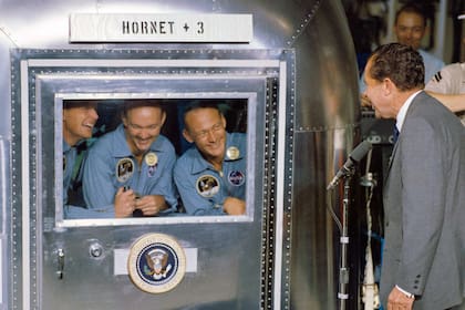 El presidente Nixon saluda a los astronautas luego de su llegada y en cuarentena por seguridad