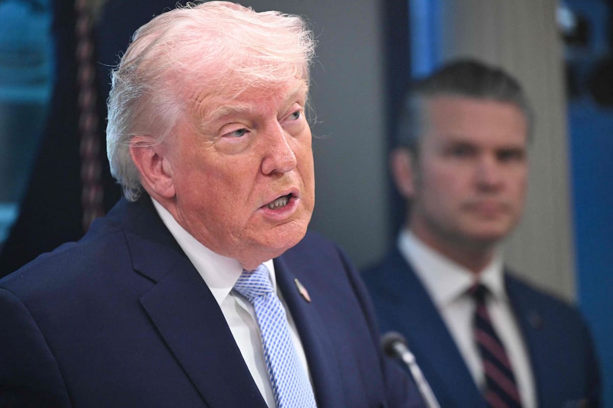 El presidente norteamericano, Donald Trump, en la sala de prensa de la Casa Blanca, este lunes 6 de abril; detrás, el secretario de Guerra, Pete Hegseth.